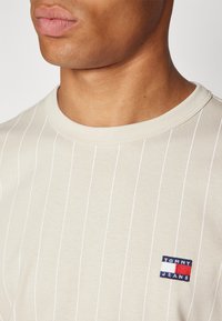 Tommy Jeans VERTICAL STRIPE TEE UNISEX - T-Shirt print - newsprint