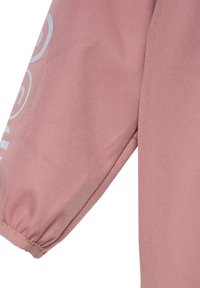Pink stofærme med en samlet manchet, der har en glat tekstur og let glans. Dekoreret med en subtil lysegrå grafisk design.