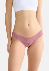 Helle rosa Damenunterwäsche mit zarter Spitzenverzierung und glatter Oberfläche. Verfügt über ein dezentes Wirbelmuster über den Stoff.