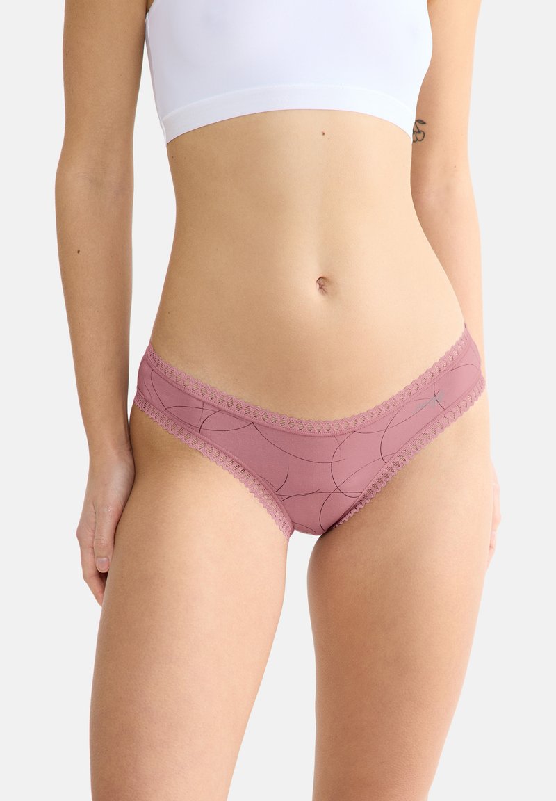 Helle rosa Damenunterwäsche mit zarter Spitzenverzierung und glatter Oberfläche. Verfügt über ein dezentes Wirbelmuster über den Stoff.