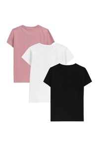 Trzy koszulki z krótkim rękawem w kolorach różowym, białym i czarnym, wykonane z bawełny. Każda z nich ma okrągły dekolt i standardowy krój.