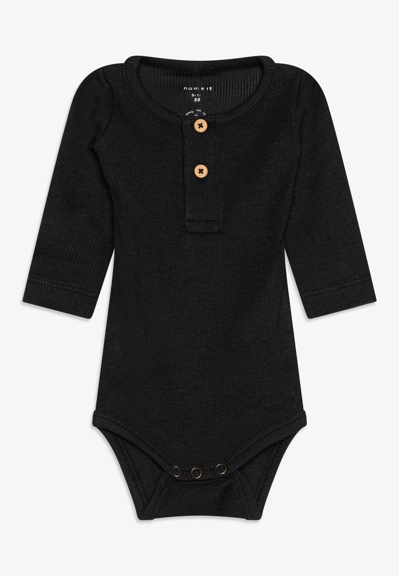Czarny kombinezon z długim rękawem, wykonany z ribbowanej tkaniny, z okrągłym dekoltem, zapięciem na trzy drewniane guziki oraz zatrzaskami na dole.