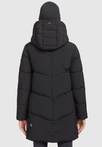 Doudoune noire avec un motif en chevrons, une capuche et des manches longues. Le tissu semble matelassé et lisse, avec un ourlet qui s'étend jusqu'au mi-cuisse.