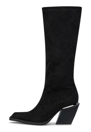 Bota de ante negra hasta la mitad de la pantorrilla con puntera cuadrada y tacón ancho y angular de madera con detalle metálico.