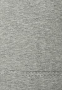 Tessuto grigio con un motivo sfumato sottile, texture morbida e finitura liscia. Presenta un orlo dritto cucito sul fondo.