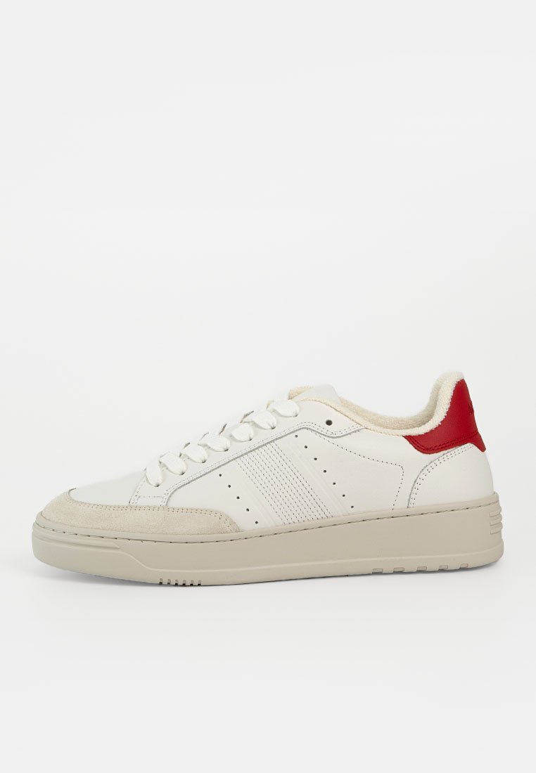 Weiße Leder-Sneaker mit glatter Oberfläche, heller beiger Sohle, rotem Fersenrand, durchbrochenen Details und Schnürverschluss.