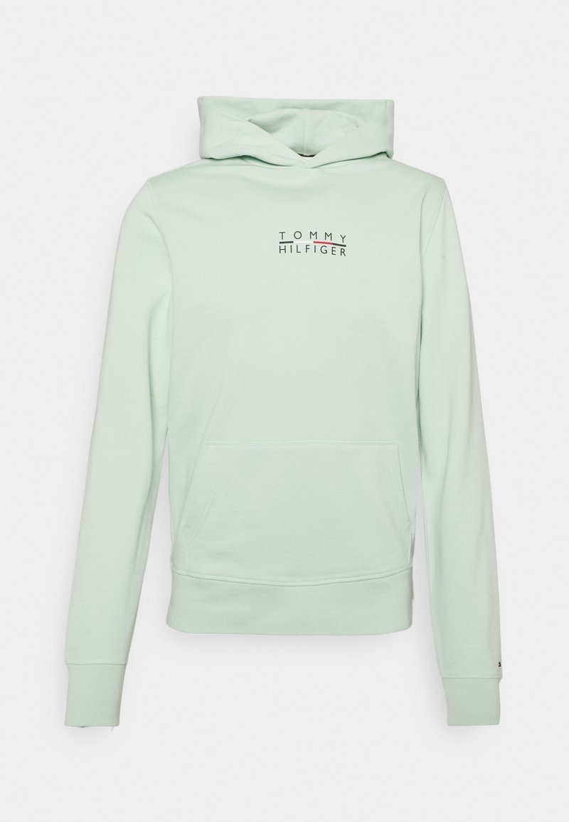 Sweat à capuche vert clair avec poche avant et logo "Tommy Hilfiger" imprimé en petites lettres sur la poitrine.