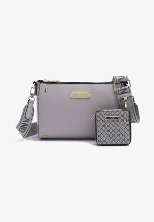 Hellgraue River Island Crossbody-Tasche mit verstellbarem Markenriemen, goldener Logoplatte und einer kleineren gemusterten Reißverschlusstasche.