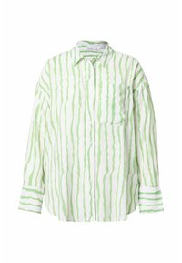 Camicia bianca con bottoni, caratterizzata da strisce ondulate verdi verticali, una tasca sul petto e maniche lunghe con polsini striati. Tessuto morbido.