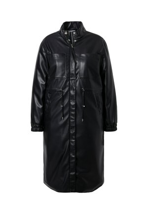Le manteau en simili cuir noir présente un col, deux poches poitrine, une taille ajustable par cordon de serrage et des poignets élastiques pour un look décontracté.