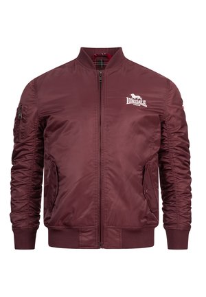 Bordeaux bomberjakke med en glat tekstur, ribbede manchetter og kant, der har en sidelomme og et logo på brystet. Klassisk design.