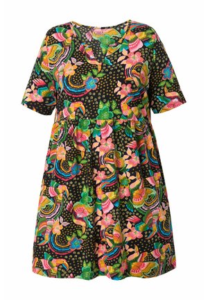 Kortærmet kjole i sort stof med et livligt blomster- og fuglemønster i pink, grønne og gule nuancer samt en afslappet pasform.