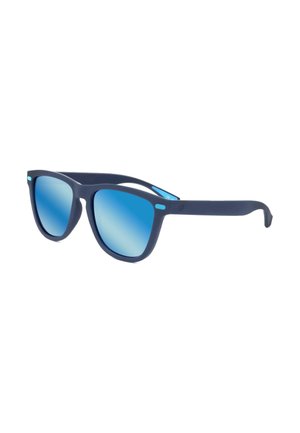 Occhiali da sole wayfarer opachi neri con lenti riflettenti blu e piccoli accenti azzurri agli angoli della montatura e alle aste.