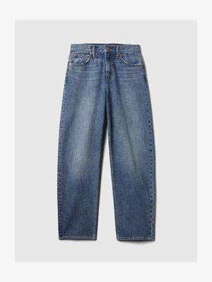 Calças de ganga azul com um corte descontraído, apresentando cinco bolsos, rebites de cobre e um efeito de desgaste. Pernas retas com um acabamento limpo.