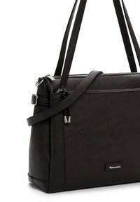 Sac fourre-tout en cuir noir avec surface texturée, quincaillerie en argent, doubles anses, fermeture éclair et une poche avant avec une étiquette de logo.