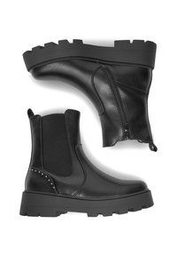 Černé kožené kotníkové boty s robustní černou gumovou podrážkou, bočním zipem, elastickými panely a dekorativními cvočky. Hladká textura a stylový design.