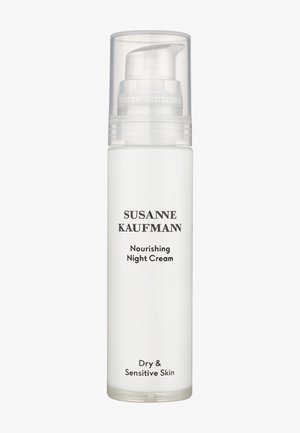 Flacon-pompe de crème de nuit nourrissante Susanne Kaufmann pour peau sèche et sensible, avec bouchon en plastique transparent sur le dessus.