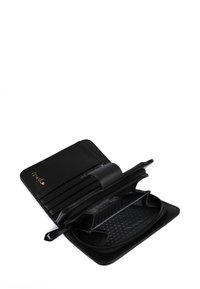 Černá kožená peněženka s elegantním designem, vybavená několika přihrádkami na karty, zipovou kapsou a vnitřním povrchem s tečkovaným vzorem.