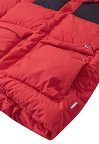 Giacca puffer rossa con design trapuntato, dettagli neri e tasca con patta a scatto. Realizzata in materiale liscio e imbottito per l'isolamento.