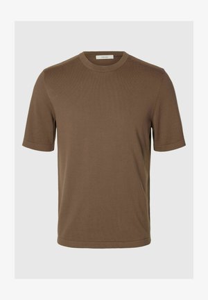 Barna rövid ujjú kötött póló kerek nyakkivágással és egyenes szegéllyel, a nyak belső oldalán "Selected" feliratú címkével.