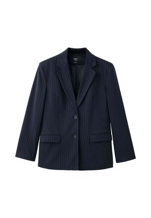 Blazer azul marino con raya diplomática, dos botones, solapa con muesca y bolsillos con solapa, mostrado sobre fondo blanco.