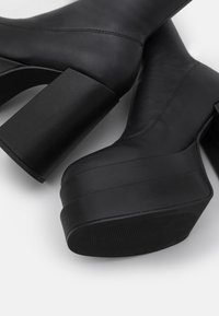 Steve Madden CYPRESS - Plateaustiefel - black