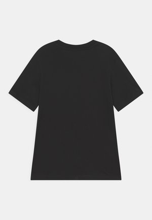 Camiseta de algodón negra con mangas cortas, cuello redondo y un corte relajado. Color sólido sin patrones ni adornos visibles.