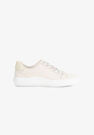 Lage beige sneaker met dikke witte zool, gestructureerde zilveren veters en gestikte details, getoond vanaf de buitenkant op een witte achtergrond.