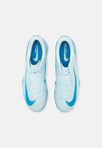 Botas de fútbol Nike Mercurial en azul claro con acentos azules, parte superior texturizada y cordones tradicionales. Cuenta con un destacado logo de Nike.