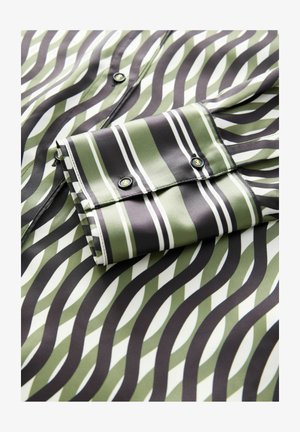 Zelena i crna prugasta majica s uzorkom valova, glatka tkanina, detalji gumba na manžetama i kontrastne bijele pruge.