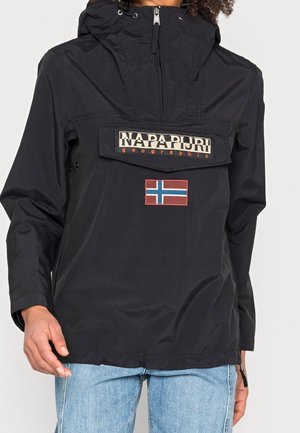 Sort hættetrøje med frontlomme, med et logo-patch og det norske flag. Fremstillet af let, glat materiale.