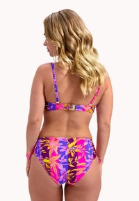 Zestaw bikini w kwiatowy wzór w odcieniach fioletu, różu i żółci; regulowane ramiączka; z zapięciem z tyłu i wiązaniami po bokach.