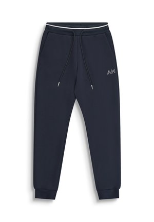 Pantaloni jogger blu navy con vita elastica, coulisse, tasche laterali, polsini alle caviglie e piccolo logo bianco "AM" sulla coscia sinistra.