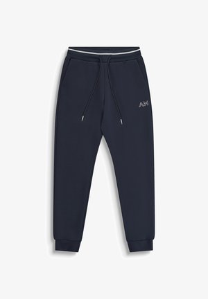 Pantaloni jogger blu navy con vita elastica, coulisse, tasche laterali, polsini alle caviglie e piccolo logo bianco "AM" sulla coscia sinistra.