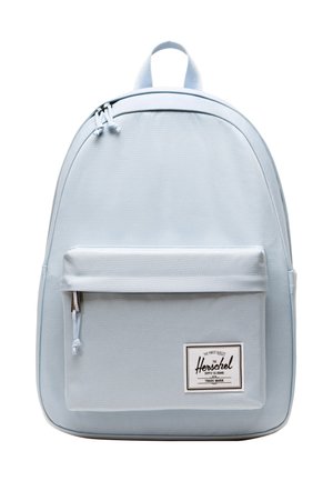 Svetlomodrý ruksak Herschel s predným vreckom na zips a textilnou značkou na dolnom pravom rohu.