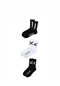 Tres pares de calcetines deportivos: uno negro con texto blanco, uno blanco con detalles gráficos negros y otro negro con elementos de diseño blancos.