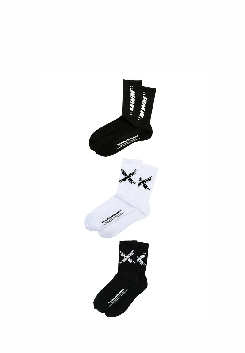 Tres pares de calcetines deportivos: uno negro con texto blanco, uno blanco con detalles gráficos negros y otro negro con elementos de diseño blancos.