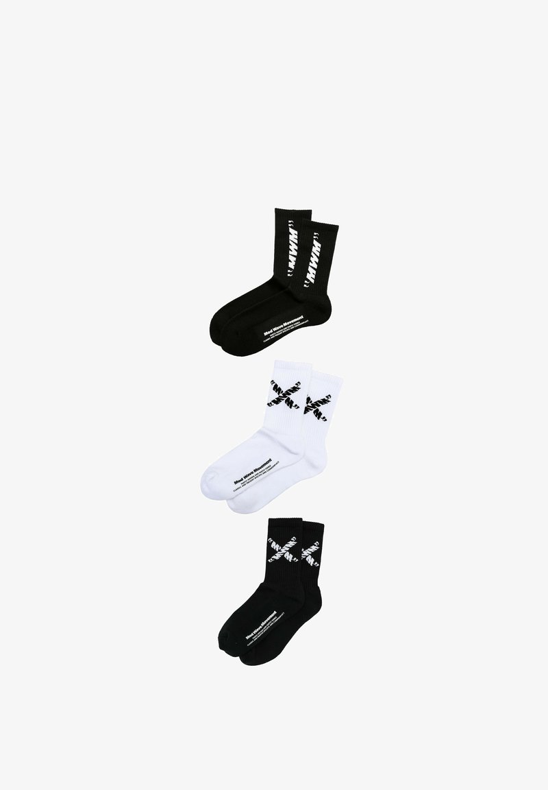 Tres pares de calcetines deportivos: uno negro con texto blanco, uno blanco con detalles gráficos negros y otro negro con elementos de diseño blancos.