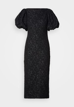 Vestido negro con mangas abullonadas, que presenta un patrón floral texturizado. El diseño es ajustado, con una silueta recta y escote cuadrado.