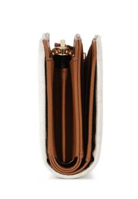 Hnedá kožená peňaženka so zlatým kovovým doplnkom, ktorá má viacero slotov na karty, zipsový priestor a biely textúrovaný povrch.