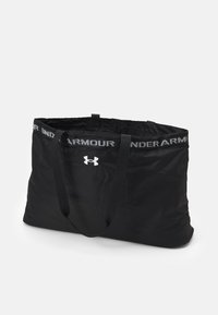 Bolso tote negro de tela ligera, con asas negras resistentes y un logotipo impreso de "Under Armour" a lo largo del borde superior.