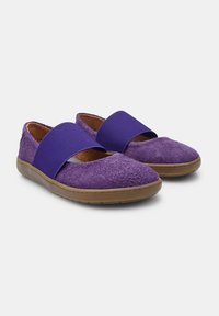 Zapatos morados hechos de un tejido suave y texturizado, con una amplia banda elástica en la parte superior, punta redondeada y suela de goma.