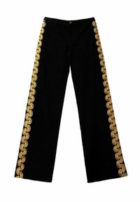 Pantalones negros de pierna ancha con bordado circular dorado a lo largo de los lados exteriores. Hechos de tela resistente, con cierre de botón y cremallera.