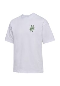 Hvit t-skjorte med korte ermer og rund hals, med en liten grønn sammenflettet H, S og W-logo på venstre bryst.