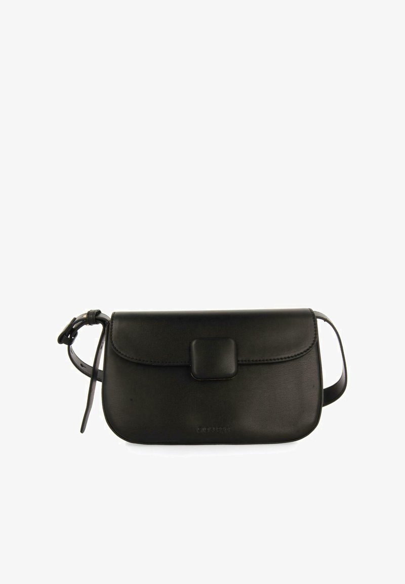 Bolso cruzado de cuero negro con textura suave, forma rectangular, cierre con solapa y un sutil detalle de costura. Incluye correa ajustable.