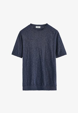 T-shirt tricoté bleu marine à manches courtes avec col rond et texture subtile, présenté sur un fond blanc.