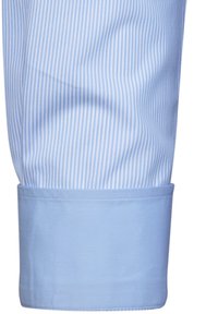 Tessuto a righe azzurro chiaro con una consistenza liscia, caratterizzato da un polsino blu solido. Le righe sono sottili e ben distanziate.