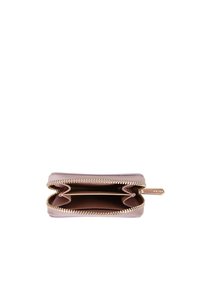 Portafoglio compatto rosa con cerniera dorata. L'interno presenta due scomparti e uno slot per carte, realizzato in materiale texturizzato.