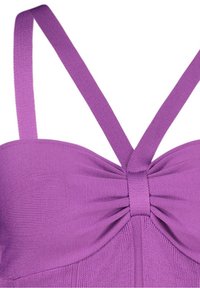 Haut violet en tissu texturé, avec un détail de nœud au centre et des bretelles fines et réglables.