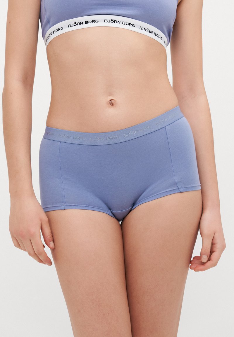 Lichtblauwe stretch katoenen hipsteronderbroek met een brede tailleband met het witte "BJÖRN BORG" logo. Glad materiaal, aansluitend ontwerp, geen patronen.